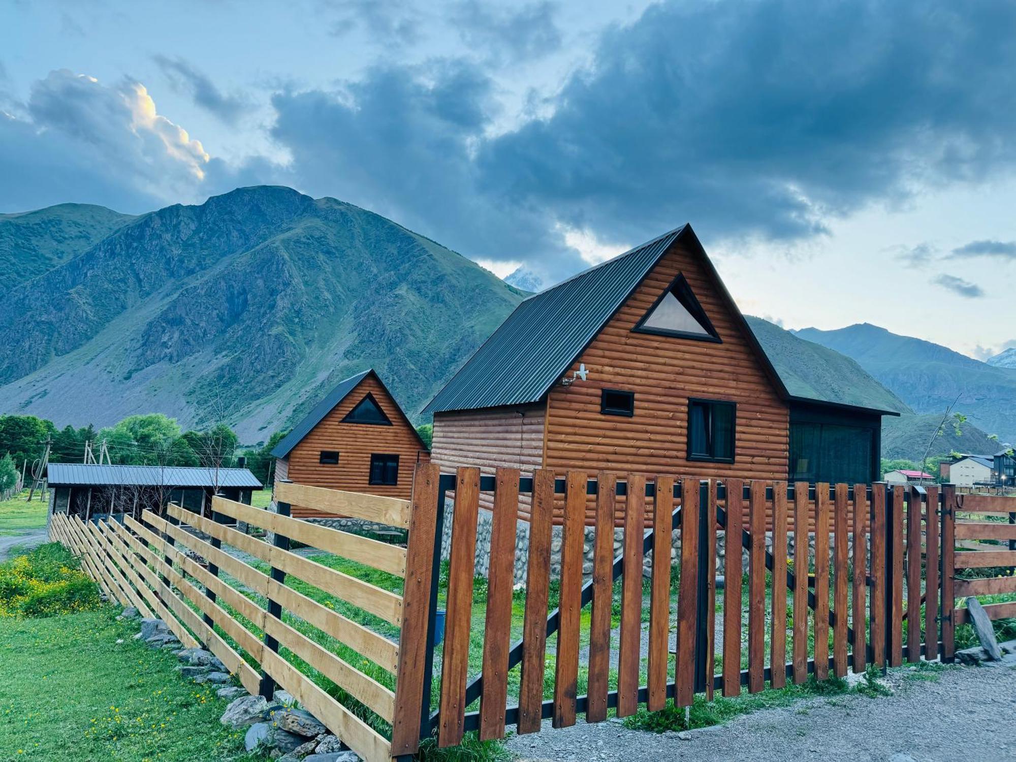Traveler'S Cottages In Kazbegi Εξωτερικό φωτογραφία